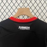 Conjunto Mallorca primera equipacion Niño kids 2025 cuello anterior