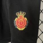 Conjunto Mallorca primera equipacion Niño kids 2025 escudo-1