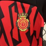 Conjunto Mallorca primera equipacion Niño kids 2025 escudo