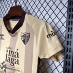 Conjunto Niño Malaga segunda visitante 2025 lateral