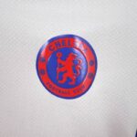 Conjunto Niño chelsea primera visitante 2025 escudo-1