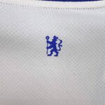 Conjunto Niño chelsea primera visitante 2025 logo-1