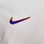 Conjunto Niño chelsea primera visitante 2025 logo-2