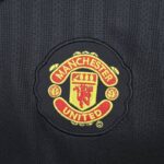 camiseta-manchester-united-segunda-equipacion-2024-2025-escudo