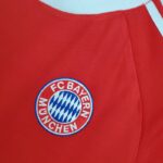 Camiseta Retro Bayern Munich Local 2000-2001 escudo.