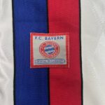 Camiseta Retro Bayern Munich segunda equipacion 1996-1998 escudo.