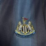Camiseta Retro Newcastle primera visitante 2004-2005 escudo