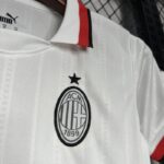 Conjunto Niño AC Milan segunda visitante 2025 escudo