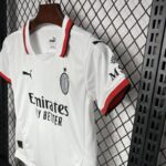 Conjunto Niño AC Milan segunda visitante 2025 lateral