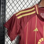 Conjunto Niño AS Roma local 2025 manga-1
