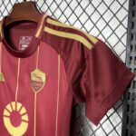 Conjunto Niño AS Roma local 2025 manga