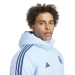 chaqueta-de-invierno-real-madrid-entrenamiento-azul-claro-2024-2025-lateral