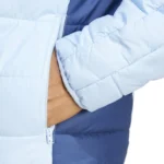 chaqueta-de-invierno-real-madrid-entrenamiento-azul-claro-2024-2025-puño-izquierdo