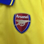 Camiseta Retro Arsenal Visitante Amarillo 2013-2014 escudo