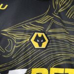 Camiseta Wolverhampton Visitante 2024-2025 escudo