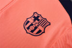 Conjunto de Buzo FC Barcelona Rosa 2024-2025 escudo frontal