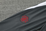Conjunto de Buzo Manchester United Gris 2024-2025 escudo