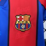 Conjunto-niño-barcelona-primera-equipacion-retro-1995-1997-escudo