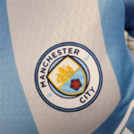 camiseta-manchester-city-primera-equipacion-2025-2026-escudo