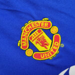 camiseta-manchester-united-segunda-equipacion-retro-2005-2006-escudo