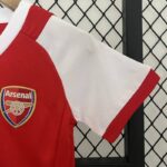 conjunto-niño-arsenal-primera-equipacion-retro-2002-2004-puño-izquierdo