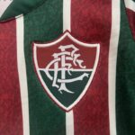 conjunto-niño-fluminense-primera-equipacion-2024-2025-escudo