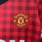 conjunto-niño-manchester-united-primera-equipacion-retro-2012-2013-escudo