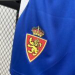 conjunto-niño-primera-equipacion-real-zaragoza-2024-2025-escudo-pantalon