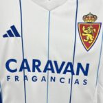 conjunto-niño-primera-equipacion-real-zaragoza-2024-2025-pecho