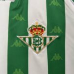 conjunto-niño-real-betis-primera-equipacion-retro-1995-1997-escudo