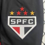 conjunto-niño-sao-paulo-segunda-equipacion-2024-2025-escudo