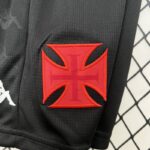 conjunto-niño-vasco-da-gama-segunda-equipacion-2024-2025-escudo-pantalon