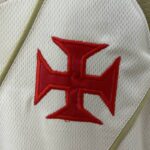 conjunto-niño-vasco-da-gama-tercera-equipacion-2024-2025-escudo