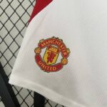 pantalon-corto-manchester-united-primera-equipacion-2024-2025-escudo
