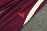 Chandal Bayern Munich Rojo vino 2924-2025 logo