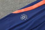 Chandal Manchester United Naranja 2024-2025 escudo
