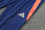 Chandal Manchester United Naranja 2024-2025 logo