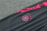 Chandal seleccion Alemania Rosa 2024-2025 escudo