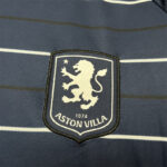 camiseta-aston-villa-tercera-equipacion-2024-2025-escudo