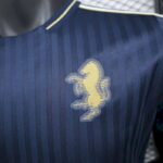 camiseta-juventus-terrace-icons-version-jugador-2025-2026-escudo