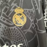 camiseta-real-madrid-edicion-especial-dragon-negro-2023-2024-escudo