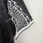 camiseta-real-madrid-edicion-especial-dragon-negro-2023-2024-puño-izquierdo