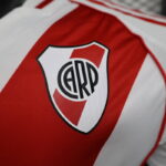 camiseta-river-plate-primera-equipacion-2024-2025-escudo