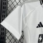 conjunto-niño-colo-colo-primera-equipacion-2025-2026-puño-derecho
