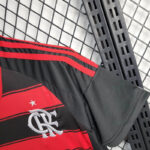 conjunto-niño-flamengo-primera-equipacion-2025-2026-puño-izquierdo