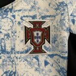 conjunto-niño-portugal-segunda-equipacion-2024-escudo