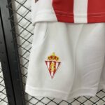 conjunto-niño-sporting-gijon-primera-equipacion-2024-2025-escudo