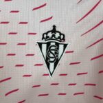 conjunto-niño-sporting-gijon-tercera-equipacion-2024-2025-escudo