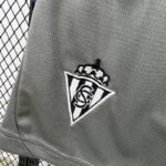 conjunto-niño-sporting-gijon-tercera-equipacion-2024-2025-escudo-pantalon-corto