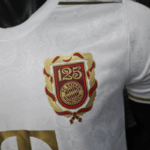 Camiseta-bayern-de-munich-125-aniversario-version-jugador-blanco-2025-2026-escudo